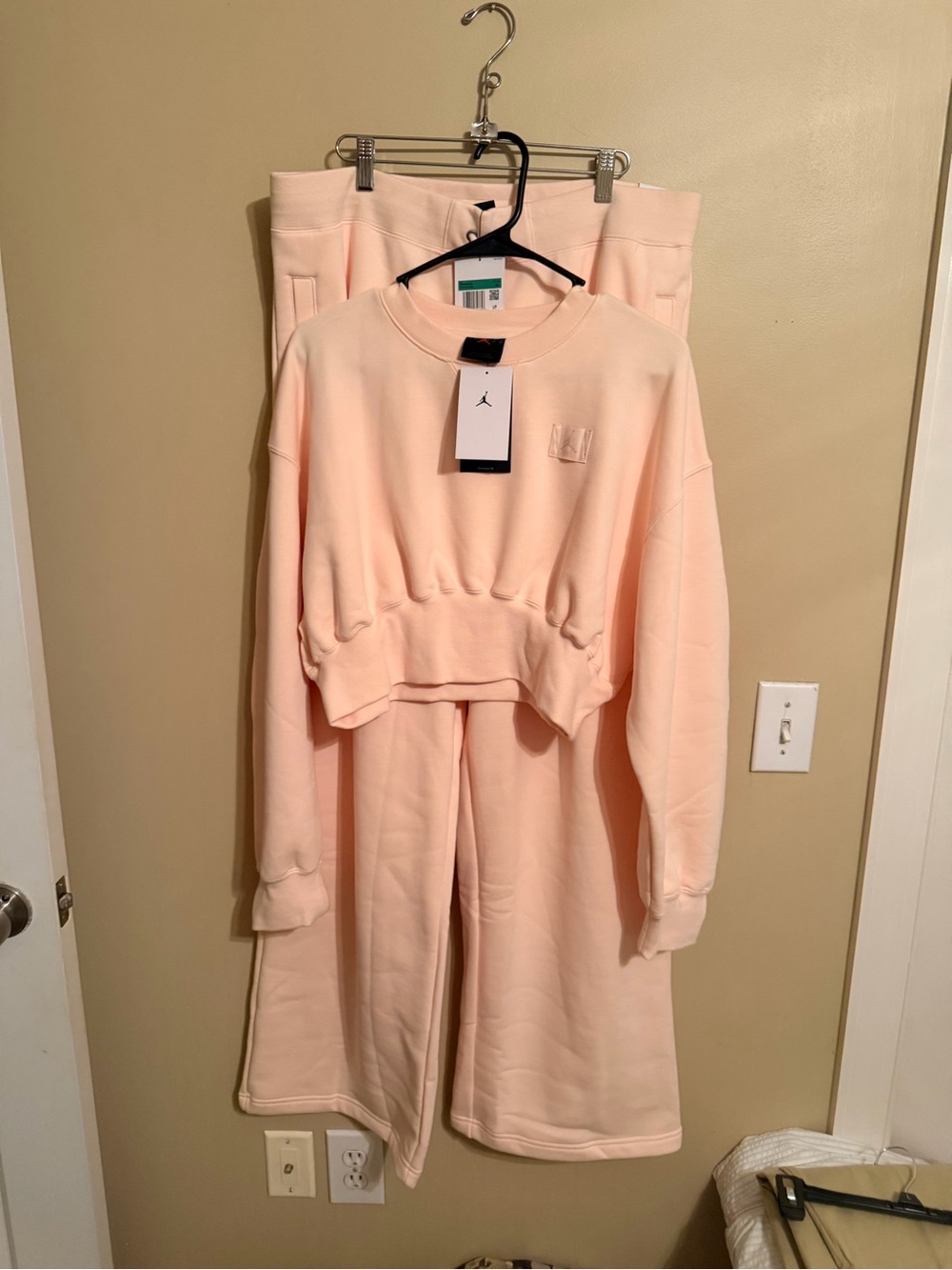 Jordan Flight Pink Cropped Sweatshirt (L)  & Wide-Leg Jogger Pants (XL)  Set